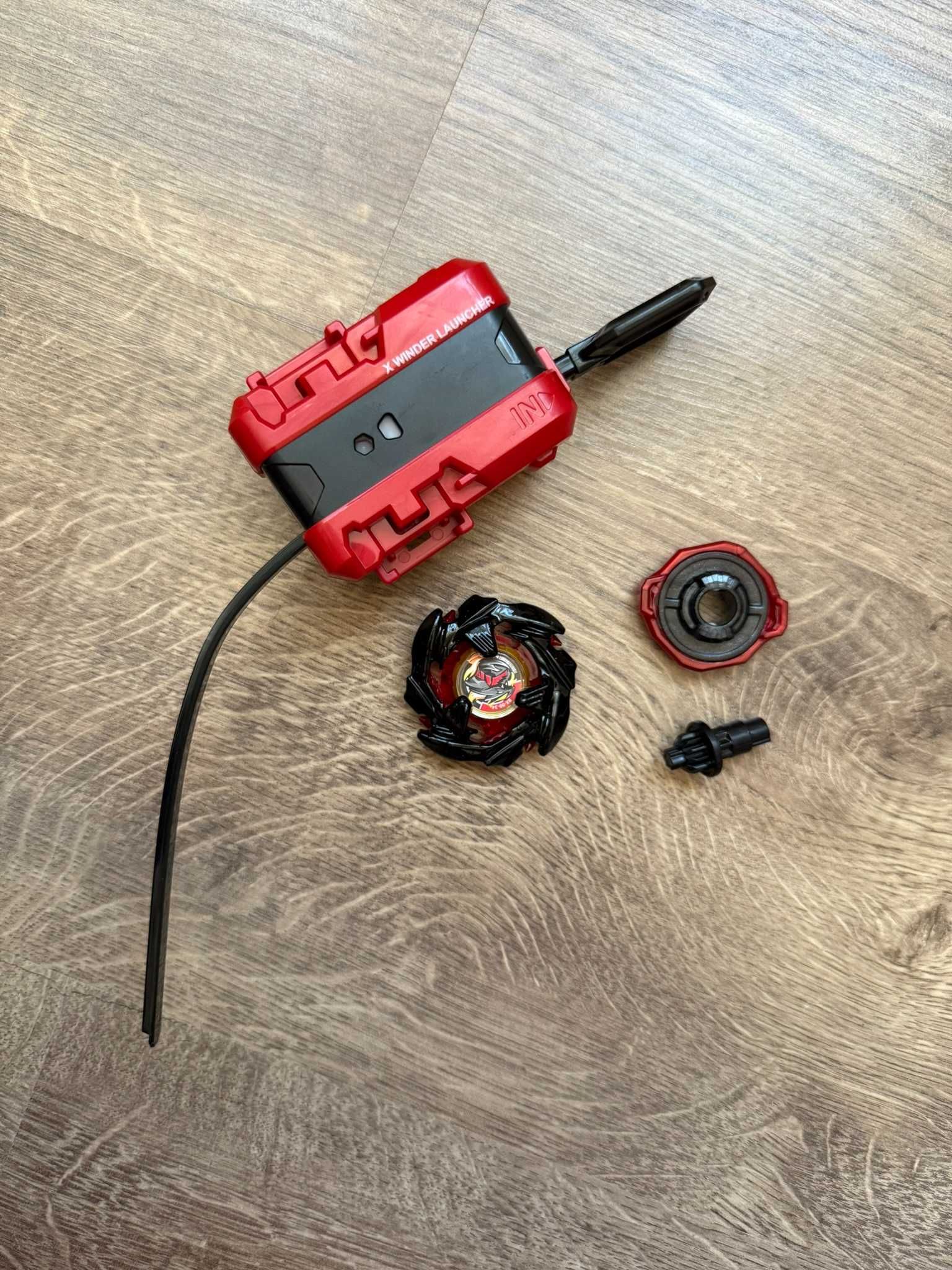Beyblade комплект с X-Winder Launcher