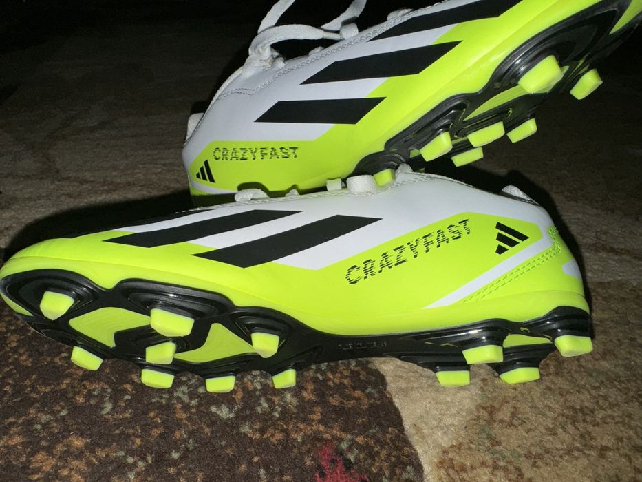Футболни бутонки Adidas чисто нови ,номер 36.5 .