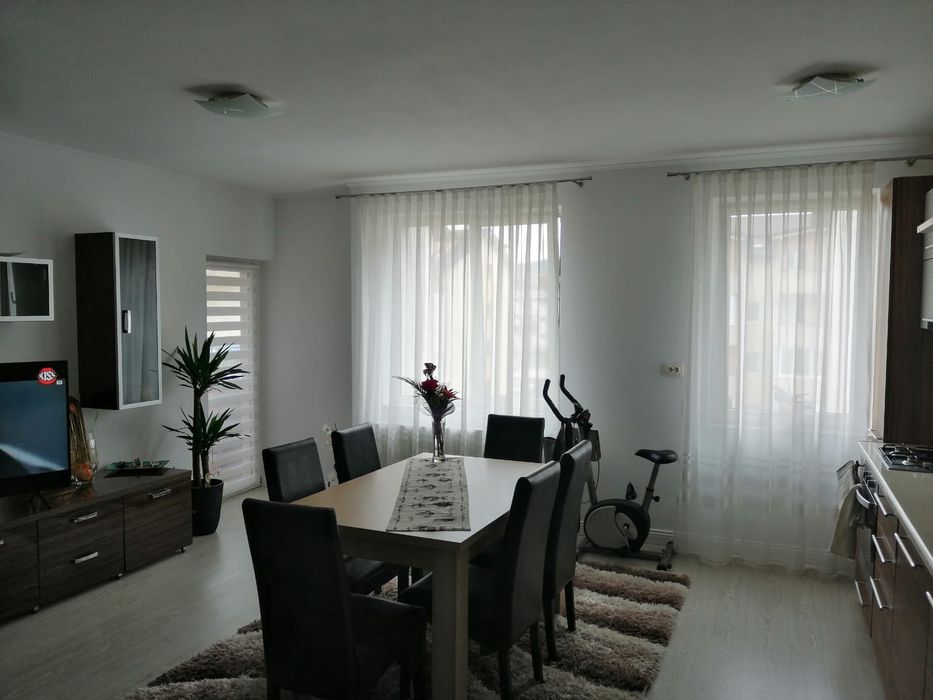 Închiriez apartament 2 camere cu parcare proprie ,zoba Eroilor .