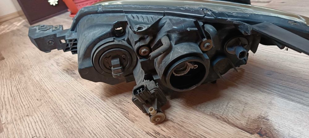 Продавам десен фар за Мазда 3