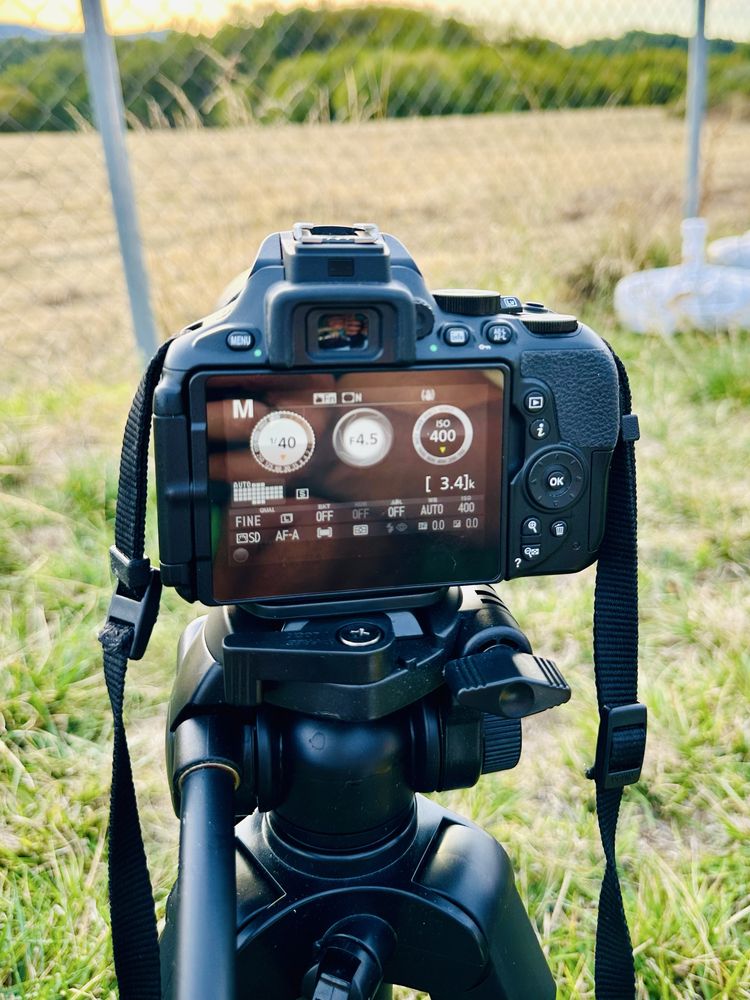 Nikon D5600 с обективи и статив