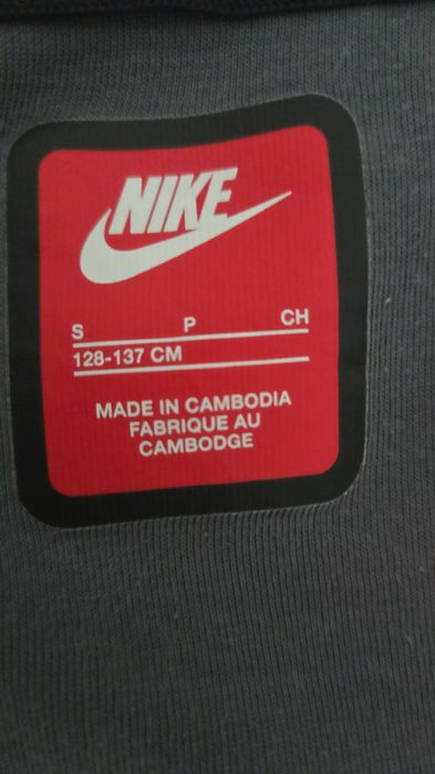 Vând hanorac nike tech
