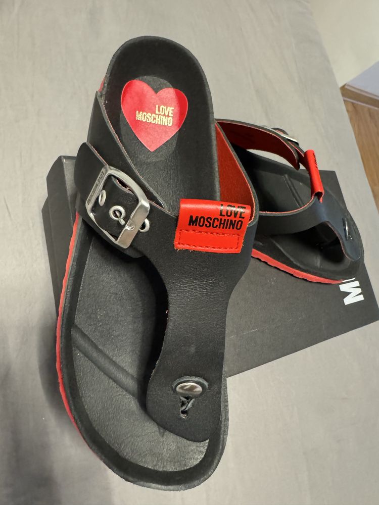 PApuci love moschino