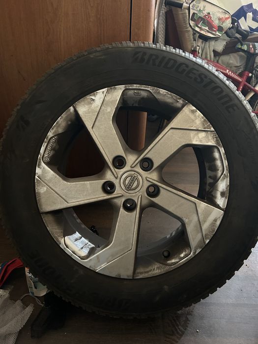 215 65 17 зимни Bridgestone & джанти Nissan