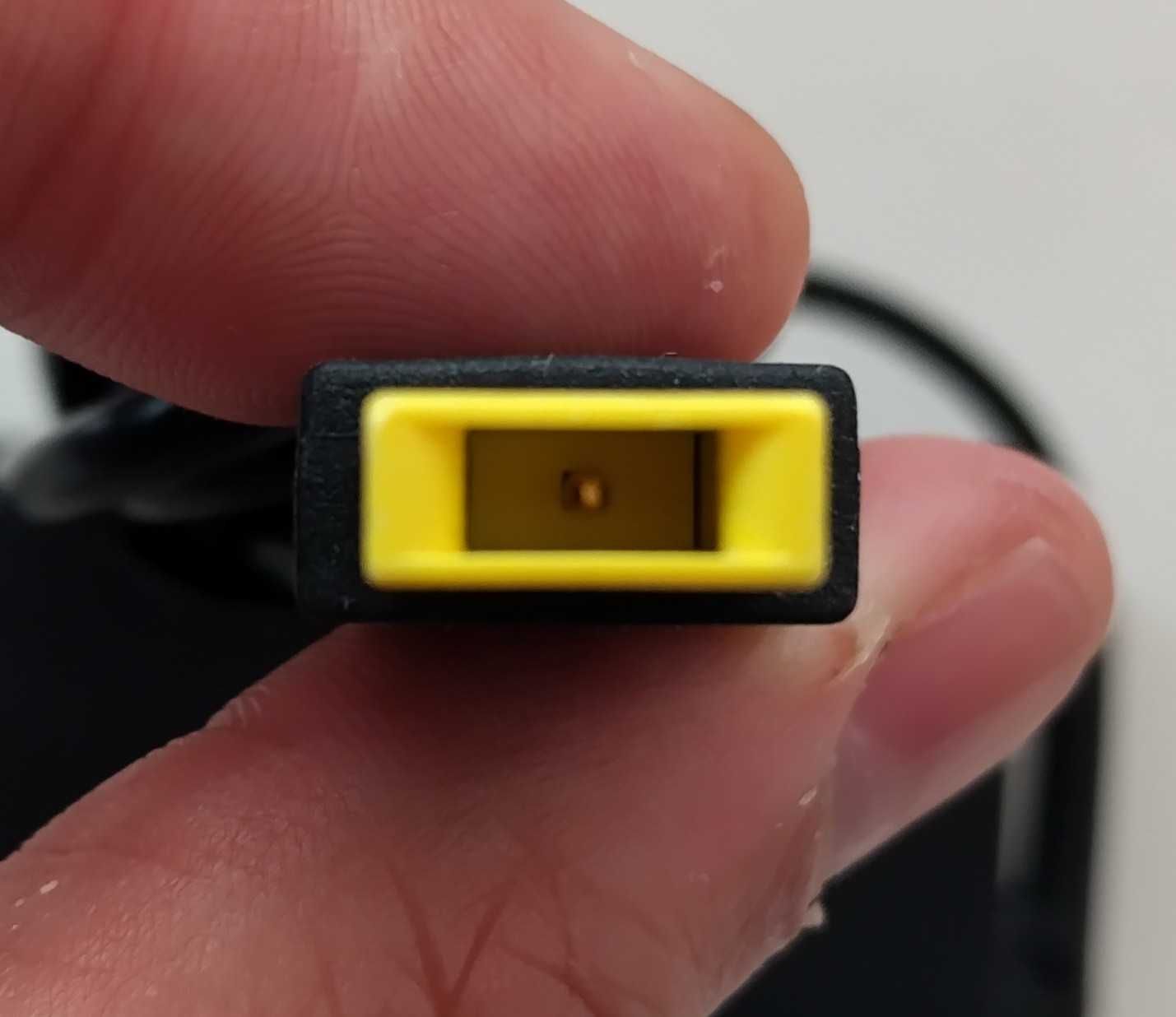 Продавам зарядно за лаптоп Lenovo(Леново), 90W, с Slim Tip конектор.