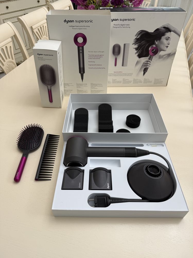 Фен Dyson в полном наборе,