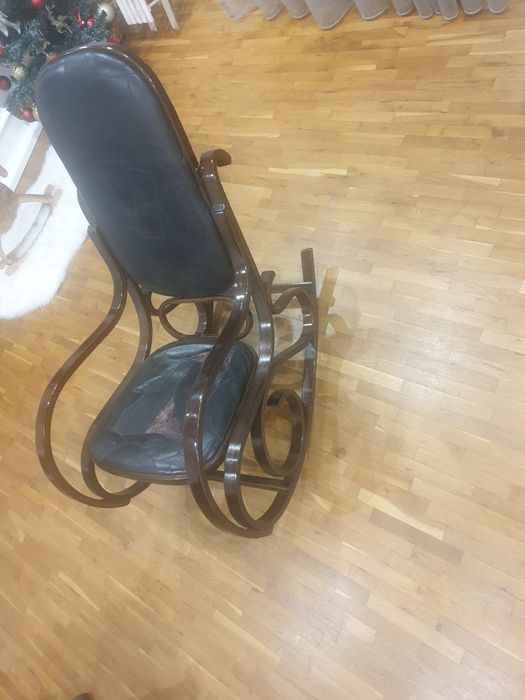 Дървен люлеещ се стол