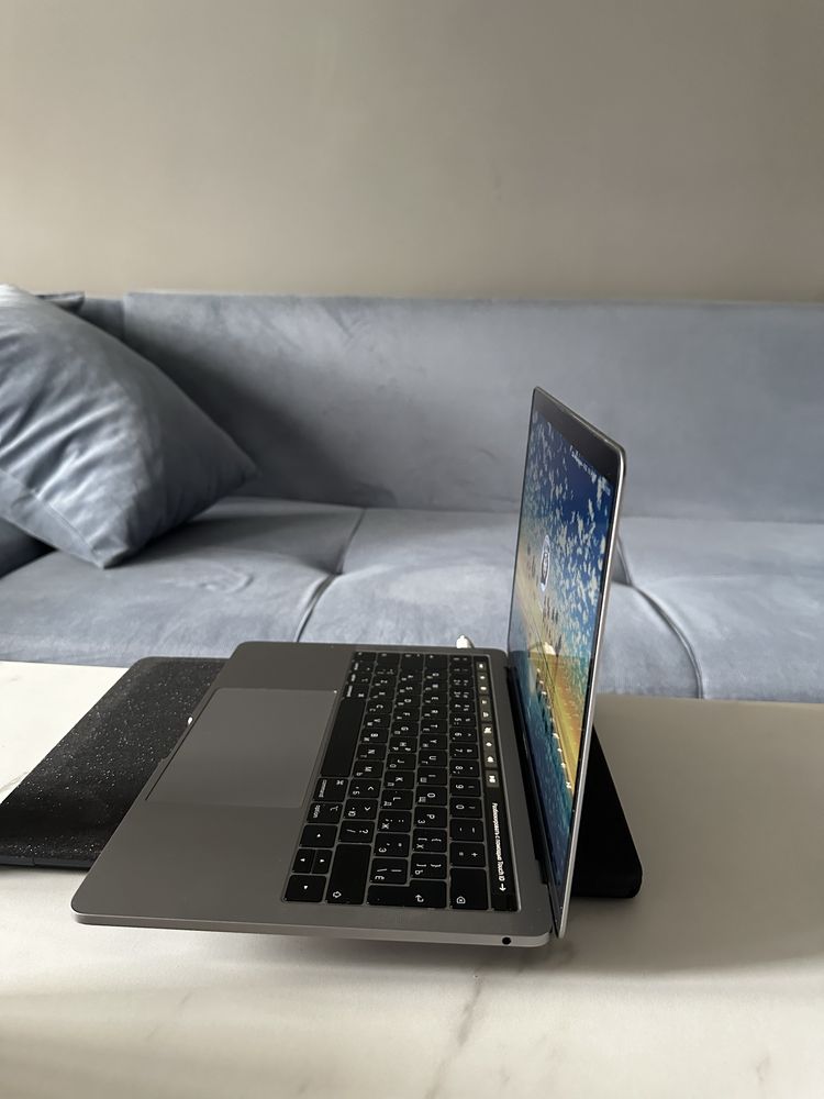 MacBook Pro, 13 дюймов, 2019 года, touch bar, touch id