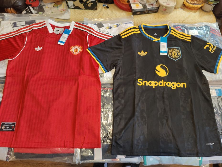 Футболни тениски Manchester United 2025/2026 3rd и retro