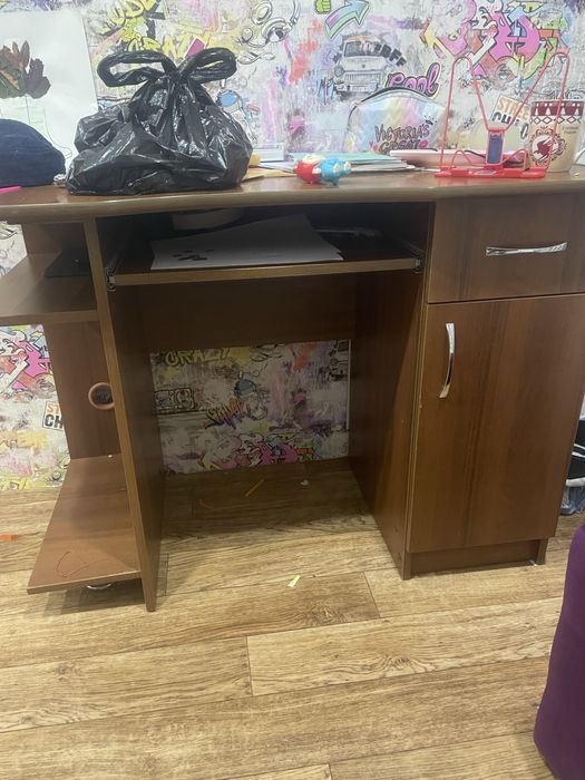 Продам стол компьютерный