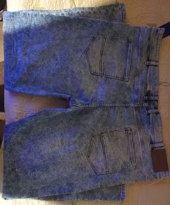 Vând blugi Denim