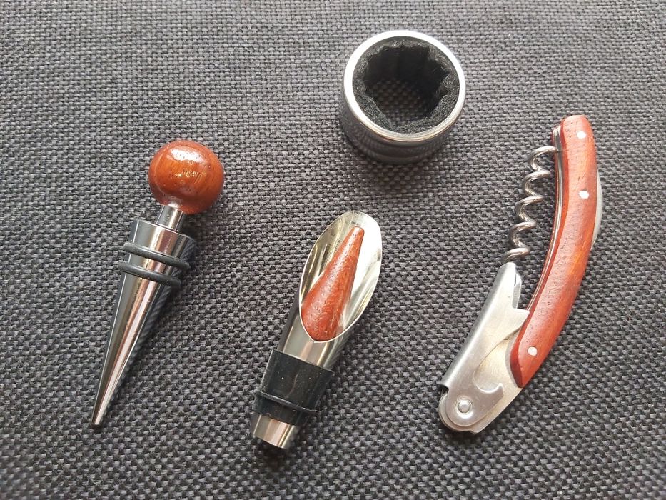 Подаръчен комплект за вино тирбушон,тапа и лиек,два модела