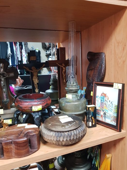 Най-различни колекционерски кръстове лампи кукли и други