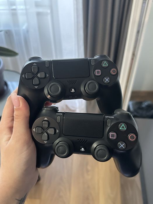 PlayStation 4 (два джойстика) с подарък игра