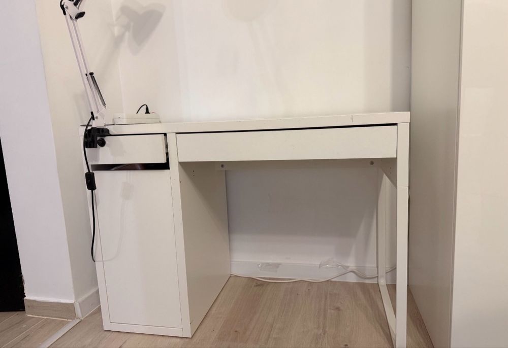 Birou alb cu spatiu de depozitare