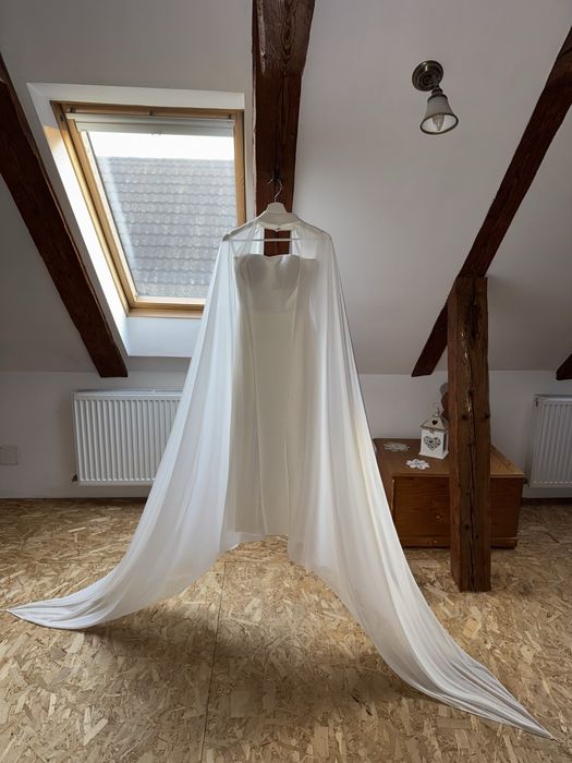 Rochie de civilă custom-made Conică accesorizată cu o Capă