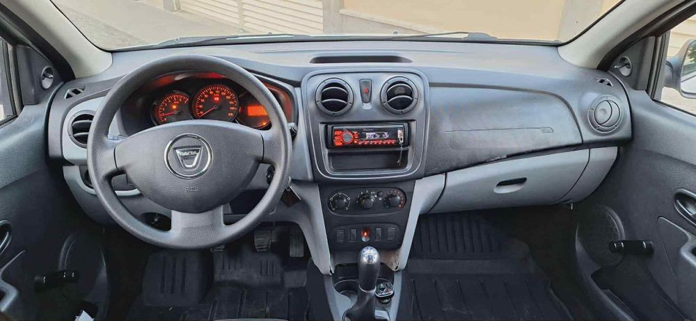 Vând sau schimb Dacia Logan