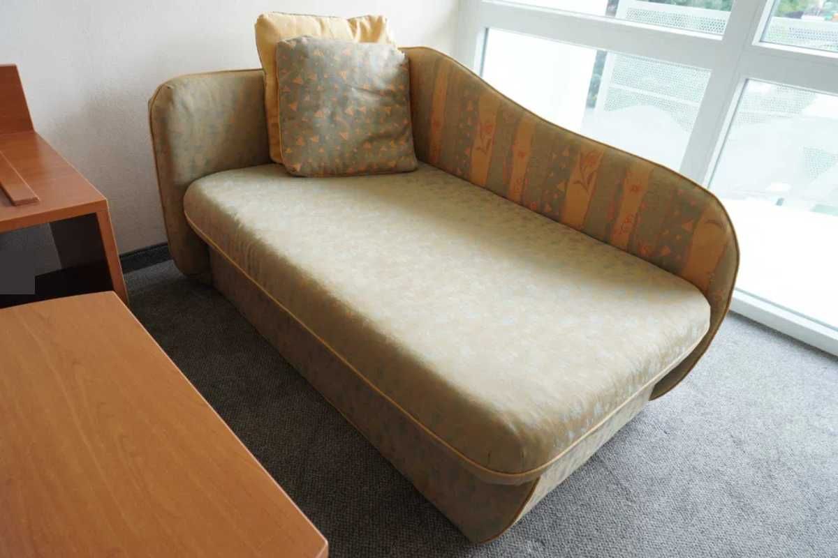 Разтегателен двуместен диван