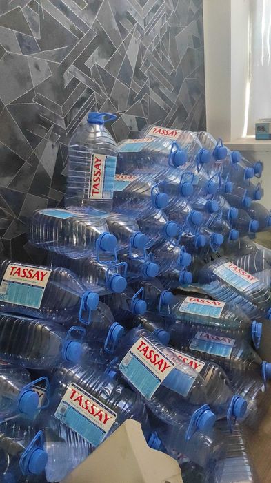 5 литрлік баклажкалар Тассай суынан босаған, тап-таза