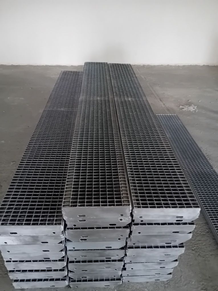 Scara metalica zincata 4mm grosime în stoc