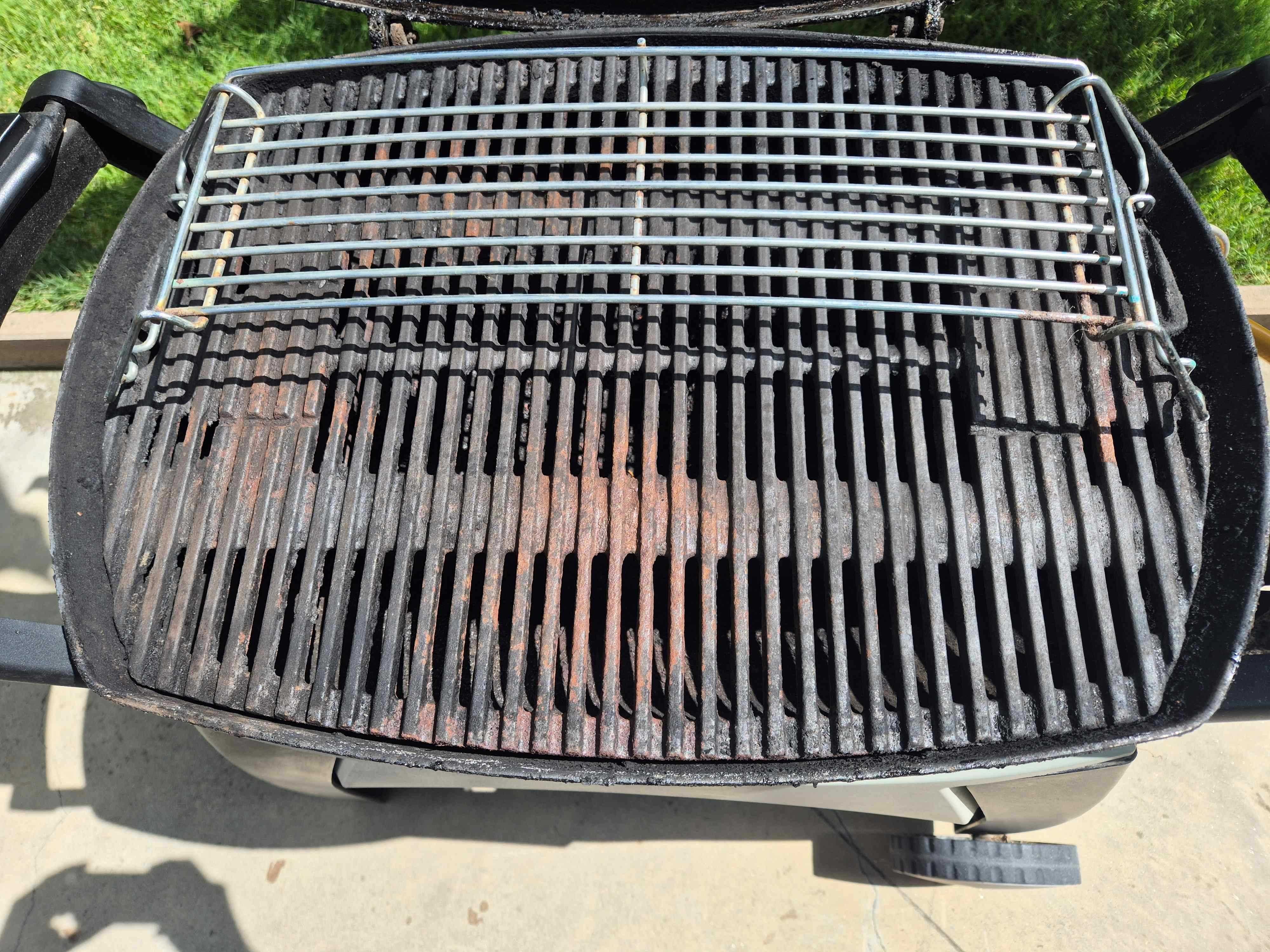Weber Q2000 + маса и бутилка