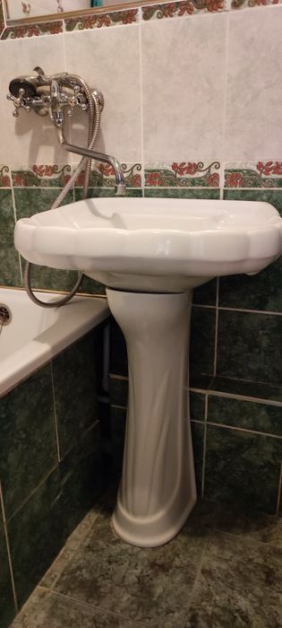 Раковина тюльпан с ногой- подставкой.