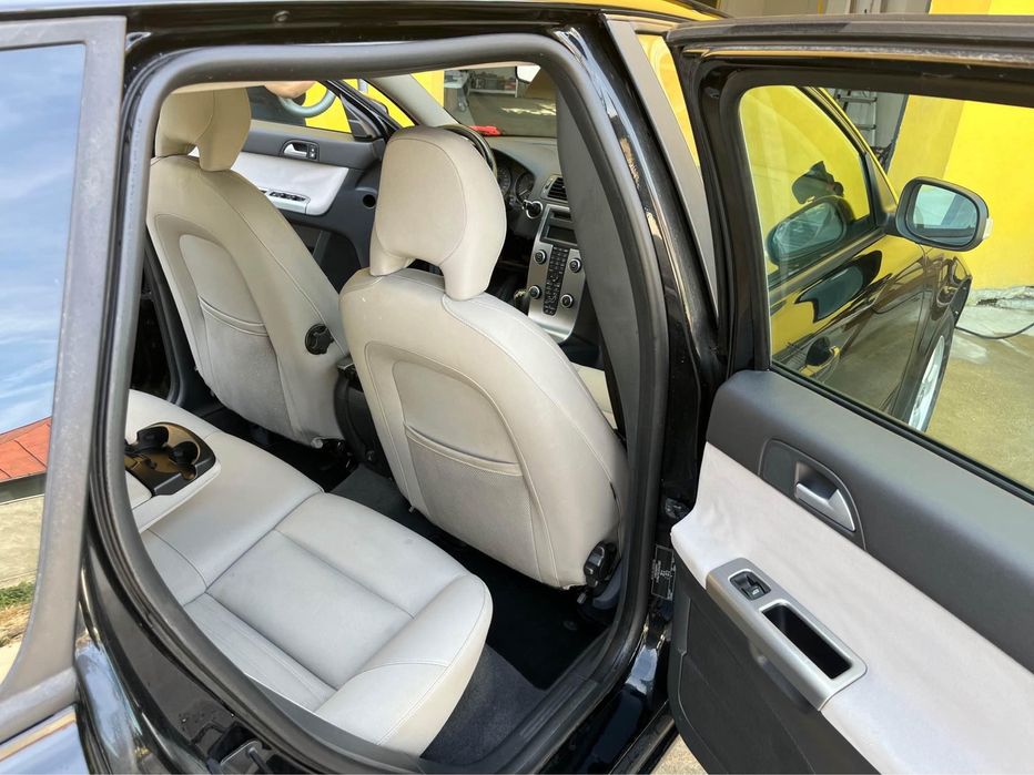 Vând  Volvo V 50