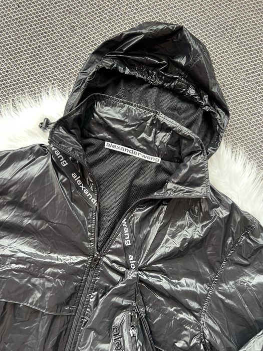 Черно найлоново яке на Alexander Wang.
