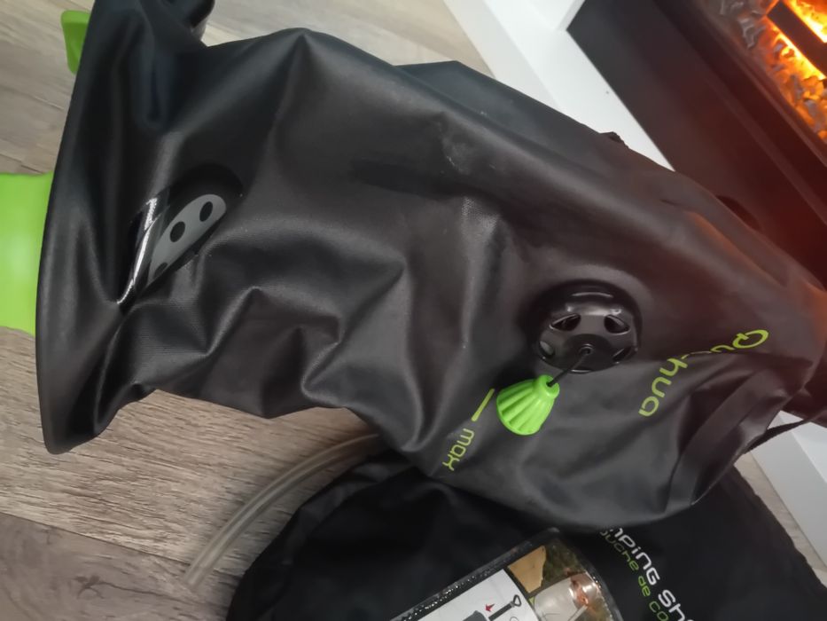 Vând dus solar cu presiune 8 Litri - nou, marca Quechua, Decathlon