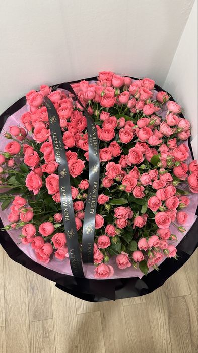 Объемный букет из кустовых роз