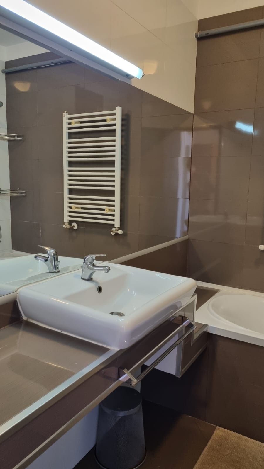 Închiriez apartament.