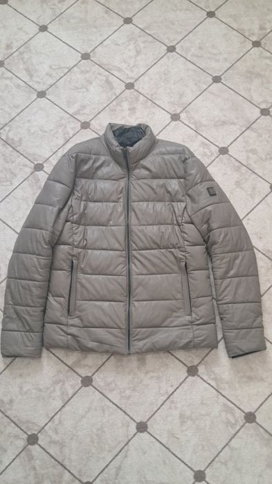 Ветровка продам.