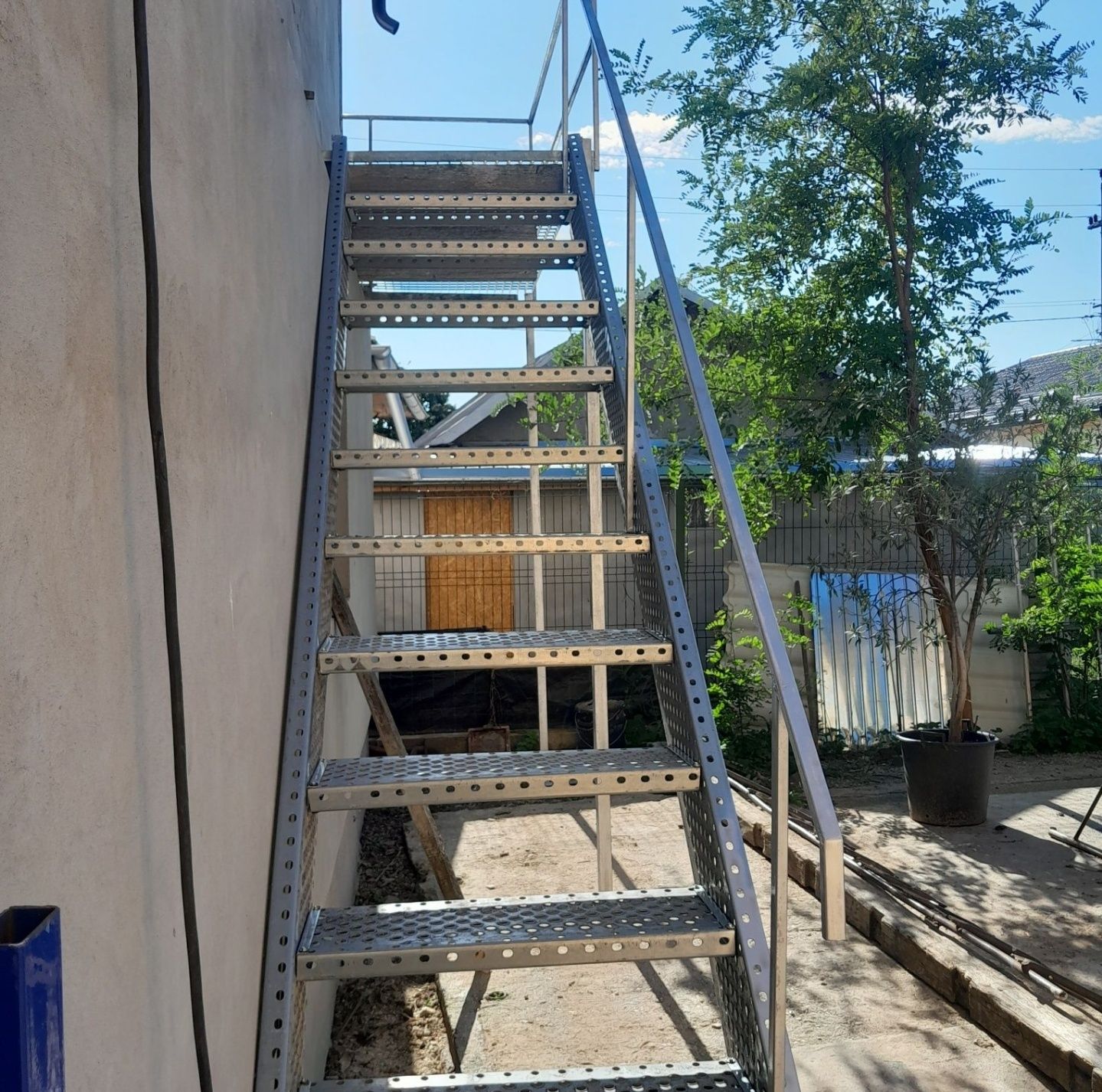 Vând scari zincate galvanizate la cela mai buna preț din România