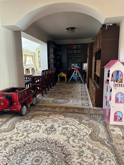 8 ком. ДОМ. Участок 9,3 сотки. Мирзо-Улугбек. р-н (ор-р Чайхана Салом)