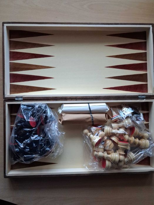 Нова неизползвана комбинирана с табла шахматна дъска с фигури и пулове