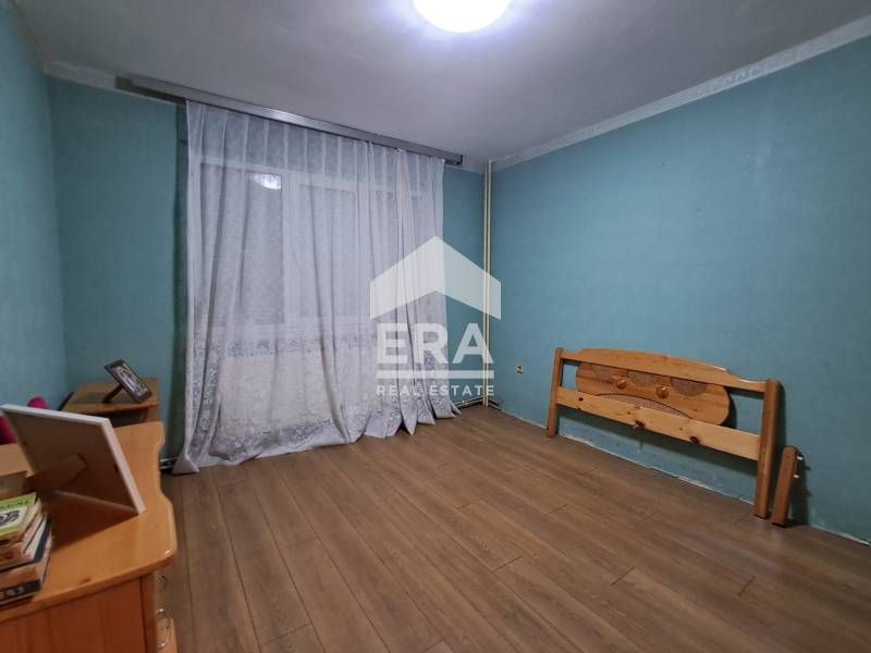 Тристаен обзаведен апартамент за продажба, с отделна голяма кухня, сре