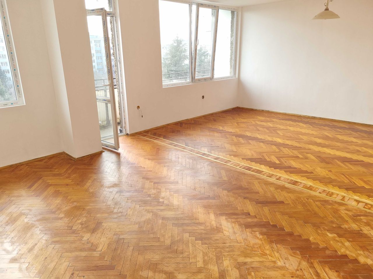 Продава се Тристаен апартамент в Стара Загора, Център - 80 кв.м за 1100 €/кв.м - Снимка #2