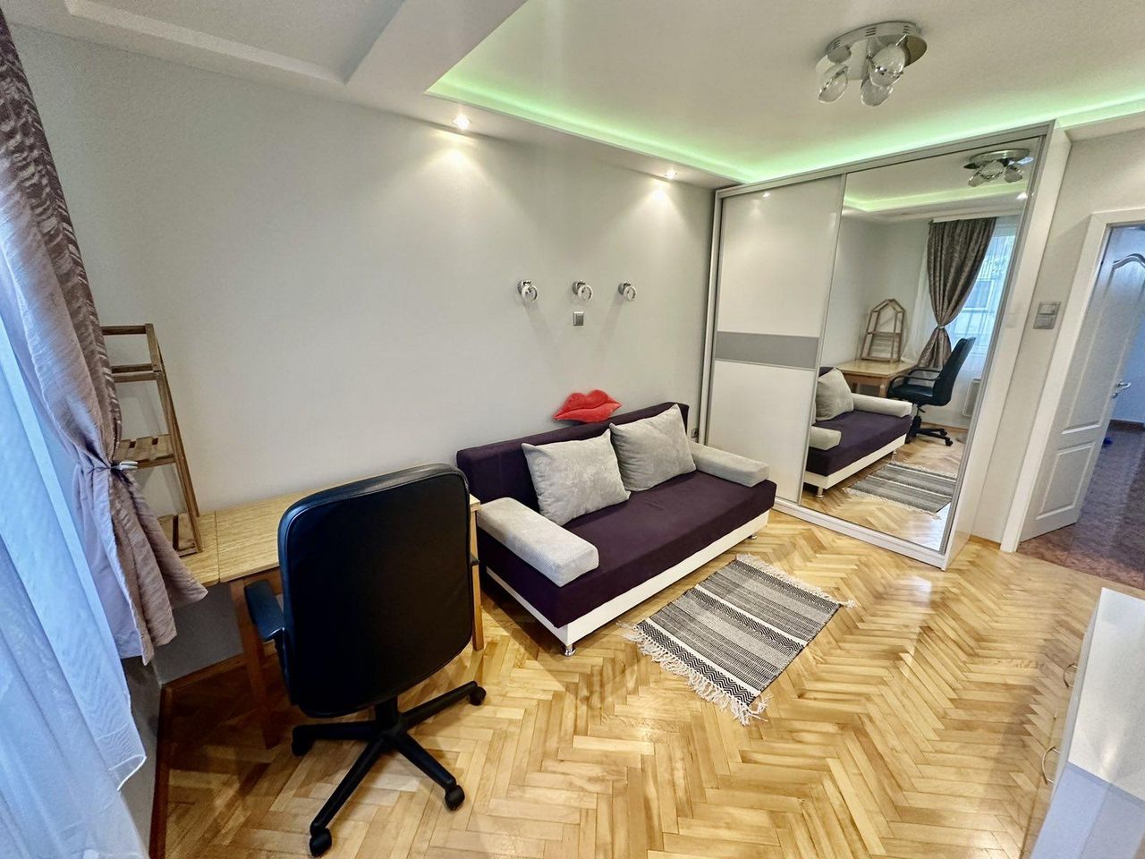 Продава се Тристаен апартамент в Бургас, Възраждане - 78 кв.м за 1981 €/кв.м - Снимка #2