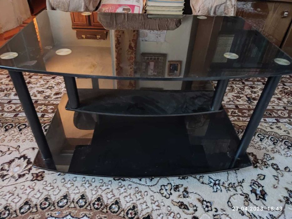 Продам столик под ТВ стекло 15000