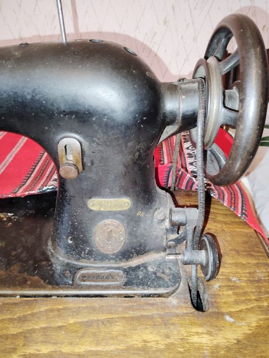 Vând mașina de cusut Singer.