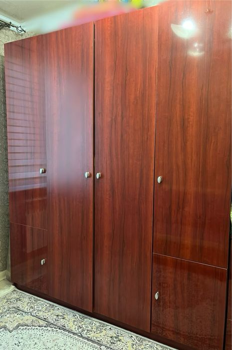 Продается срочно дешево шифонер большой ,диван двуспальный,камод