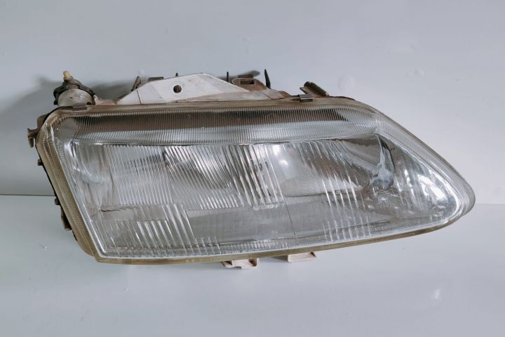 Far Dreapta  7700428879 Renault Laguna prima generatie