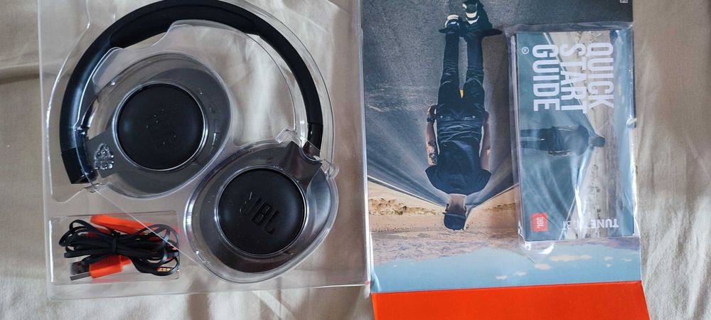Vand casti JBL TUNE 700BT over ear