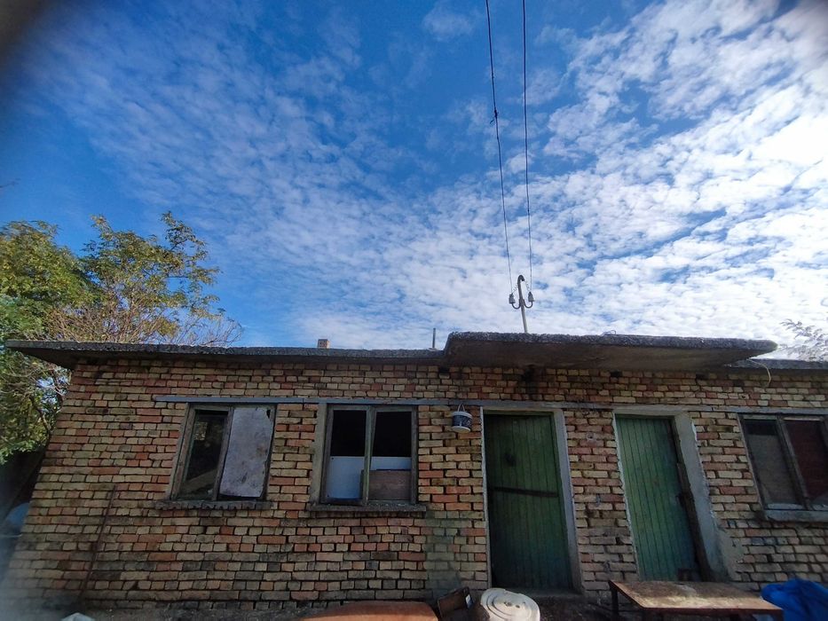 Къща с двор и гараж