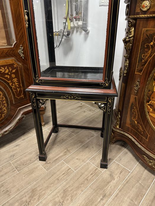 Vitrina centrala pentru expuneri, din lemn cu picturi manuale