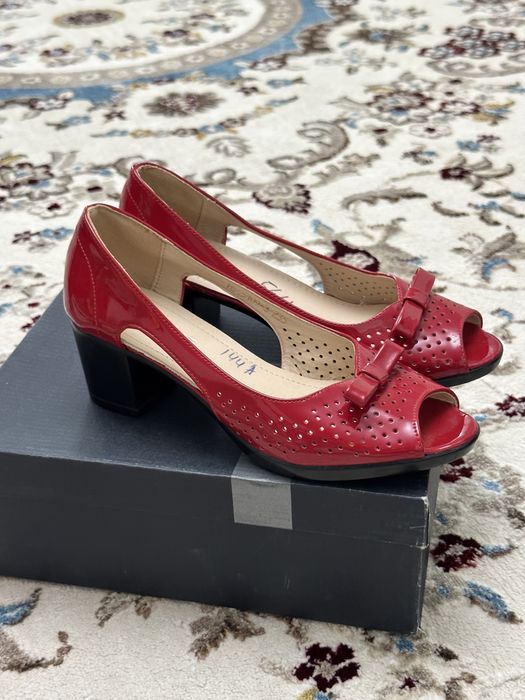 Продаю женские босоножки