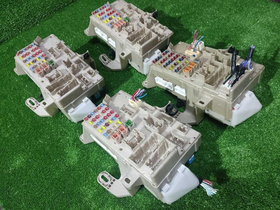 Оригинальный блок предохранителя салона от Toyota Camry 30 2.4