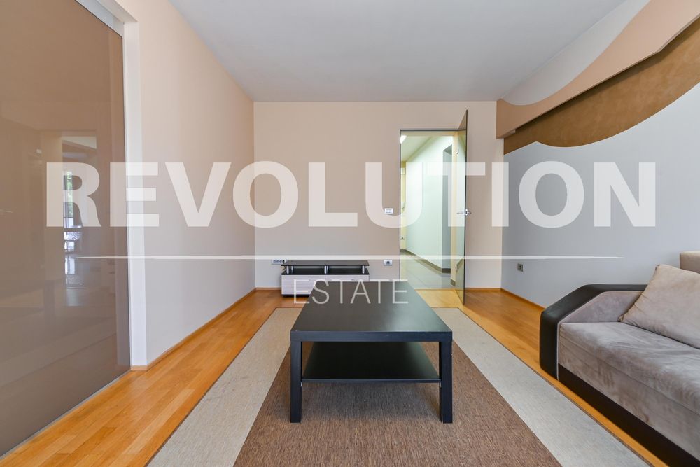 Дава се под наем Тристаен апартамент в София, Медицинска академия - 100 кв.м за 1000 € - Снимка #1