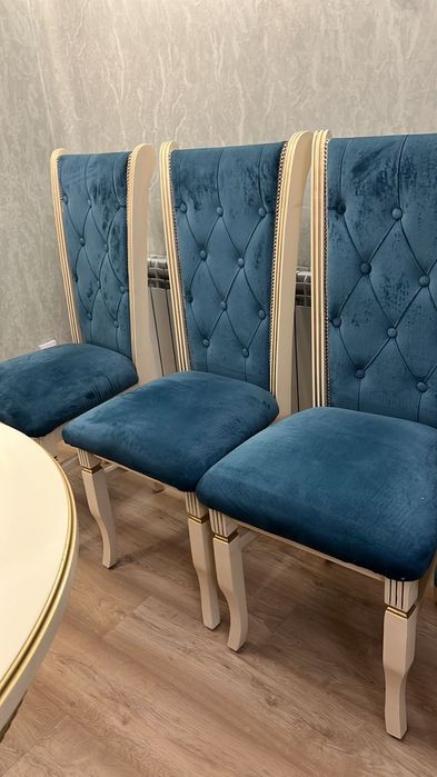 Стол и стулья б/у в идеальном состоянии