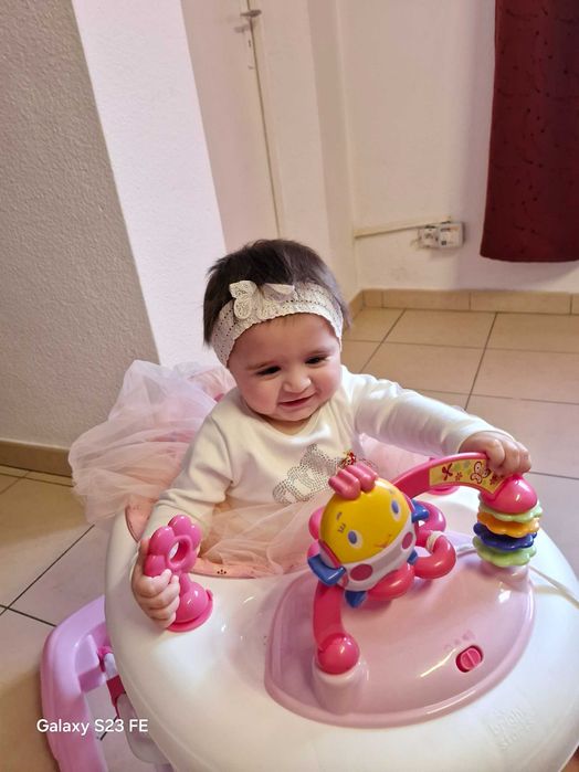 Mergator de la 6 luni fetiță